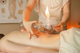 Massage thérapeutique avec ventouses chaudes